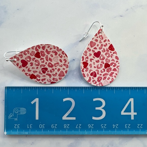 💕❤️Valentine hearts teardrop earrings. Vegan leather, lightweight, handmade. - Picture 3 of 4